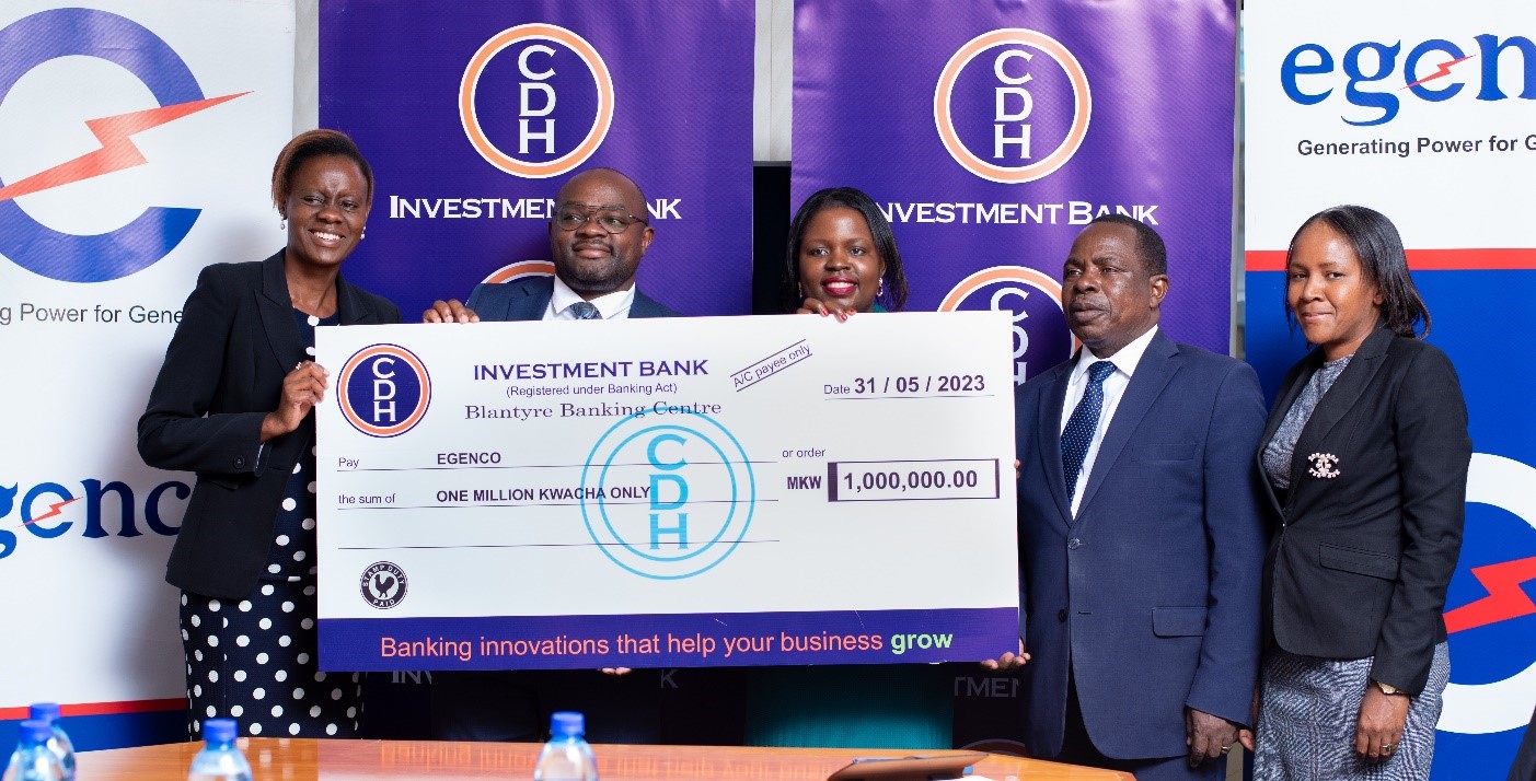 Mr Zondwayo Mafuleka, CDH Investment Bank Chief Treasury Officer (2nd left) Mrs Videlia Mluwira, EGENCO’s Director of Corporate Services and Company Secretary (3rd left) and officials from CDHIB and EGENCO Mr Zondwayo Mafuleka, CDH Investment Bank Chief Treasury Officer (2nd left) Mrs Videlia Mluwira, EGENCO’s Director of Corporate Services and Company Secretary (3rd left) and officials from CDHIB and EGENCO