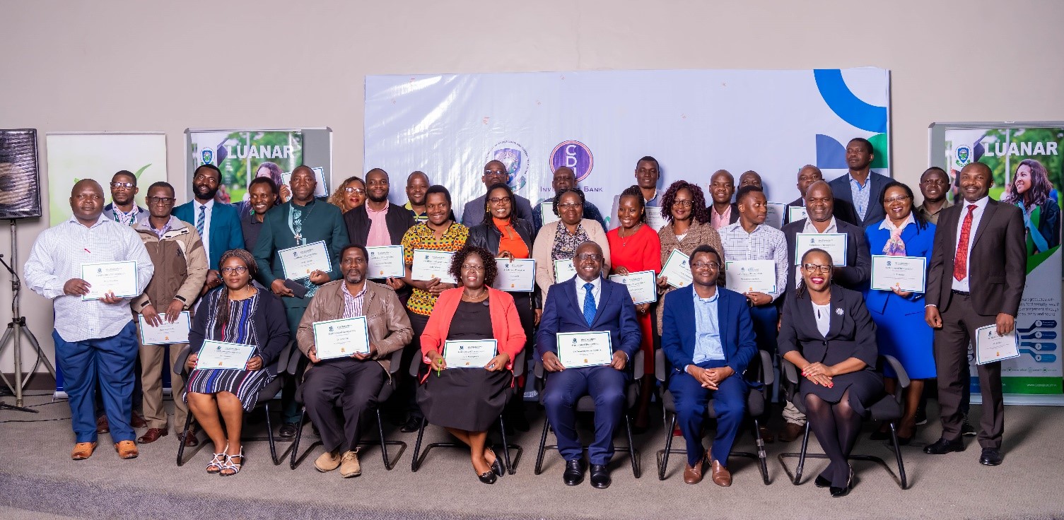 LUANAR and CDH Investment Bank representatives and excellence award recipients at the ceremony LUANAR and CDH Investment Bank representatives and excellence award recipients at the ceremony